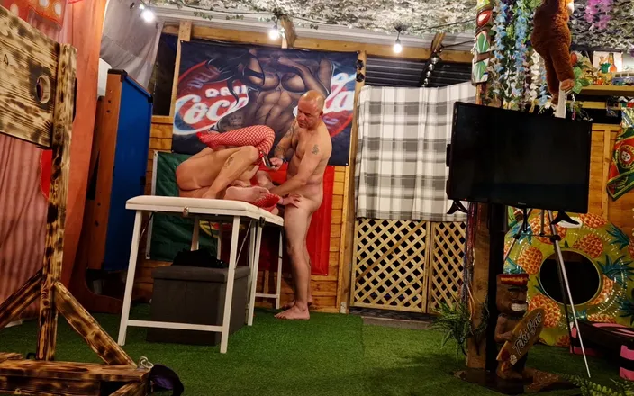 Mr D and Miss C: Zdradzająca żona rucha swojego szwagra na imprezie, podczas gdy jej mąż...