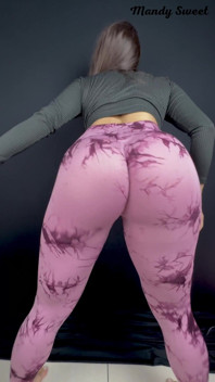 パンティーなしのレギンスでファンクの音に合わせてトゥワークするブラジルの大きなお尻