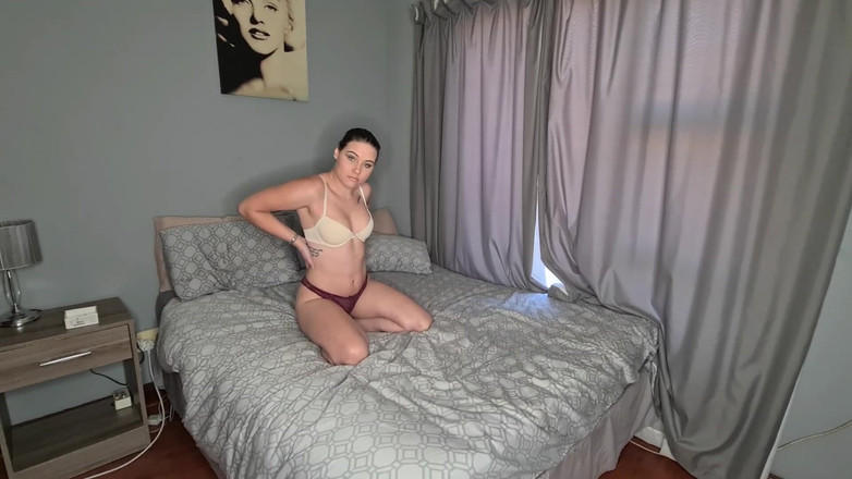 domslutfucker: 淡い美女がゆっくりとストリップをして乾かしてベッドにこぶ