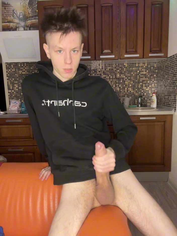 Morflot24: 18 anos sozinho acaricia pau monstro imaginando colega implorando