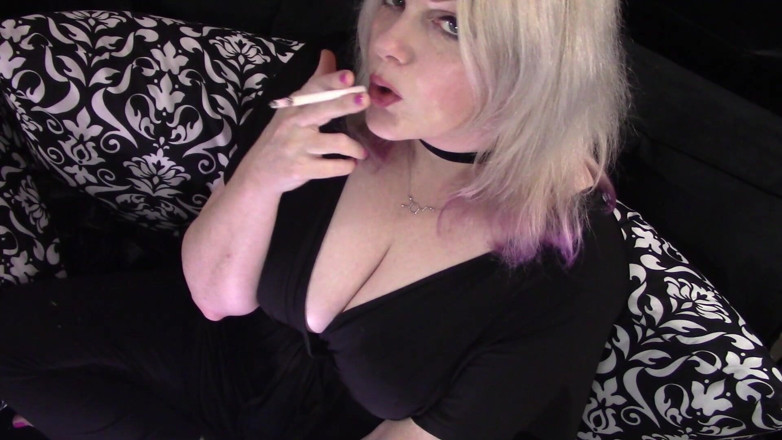 Smoke Temptress Annie Vox - Smoking Fetish: VS 120 w czarnej sukience