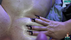 Squirting Sp: Tombul orta yaşlı seksi kadın fışkırttı ve zevkle titredi