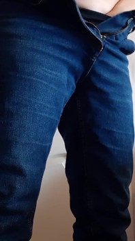 Profesoara matură sexy se masturbează în timpul pauzei la Universitate