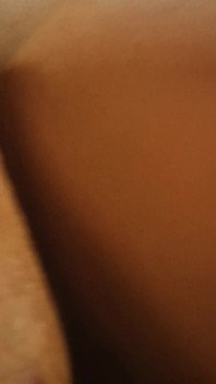 Alison Tyler一边磨蹭他的鸡巴一边展示她完美的桃子屁股