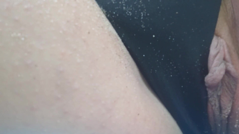 Putarankahotmilf: Geheim pissen op het strand