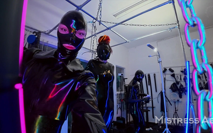 MistressAe: Bts: Neon-sampai makmal lateks Alien - Fisting Berdiri Dalam Karung Lateks