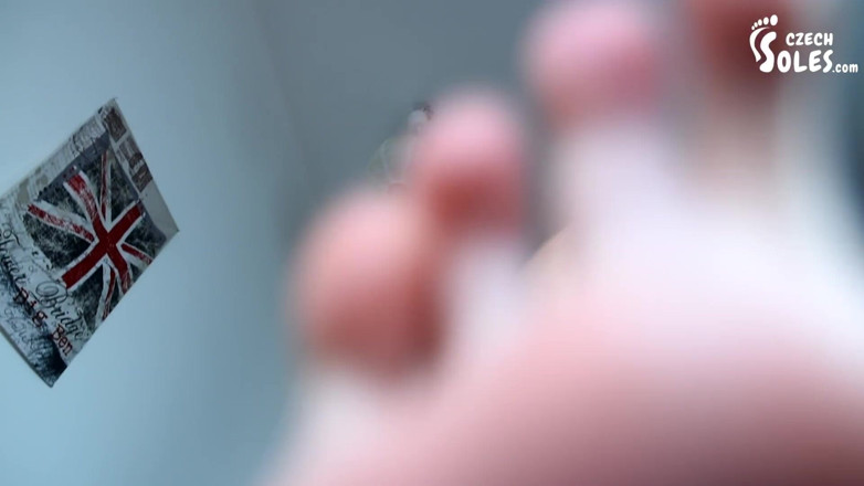 Czech Soles - foot fetish content: Schiaccia il piede questo fastidioso piccolo bug - tu!