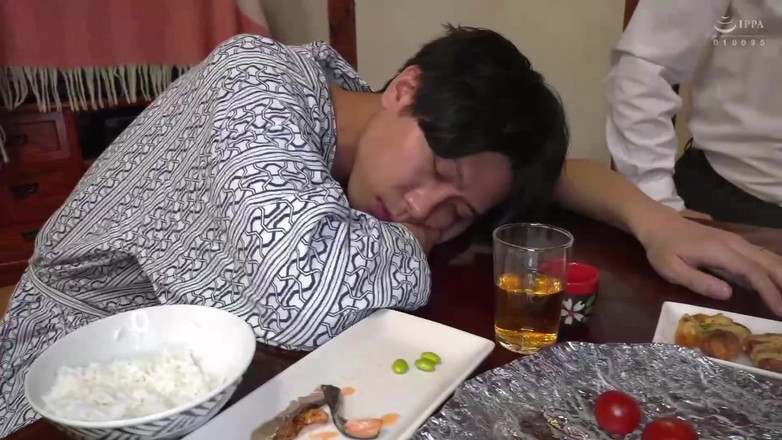 Raptor Inc: Yui Takamiya - gift kvinna som orenas framför sin man -1