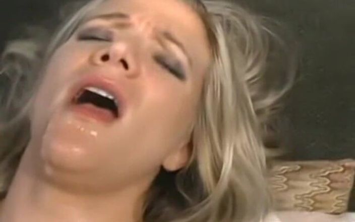 Homegrown GFs: Kaitlyn fodida por seu encontro com colegas de quarto