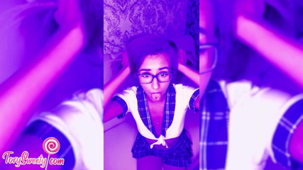 Tory Sweety: Ragazza si scopa la figa con un grosso dildo