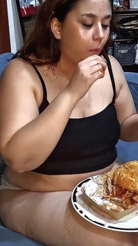 Nicole Riempie Un Sandwich Mostruoso E Si Strofina La Pancia Intera