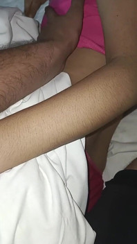 Memberi Nona Mahi tumpangan di malam hari dan menyetubuhinya di dalam mobil.