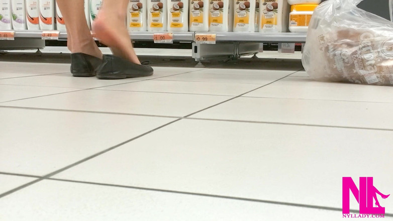 Nyllady: Игра с ступнями и погружение в черные квартиры в магазине Conad
