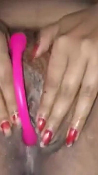 Une femme pulpeuse se doigte