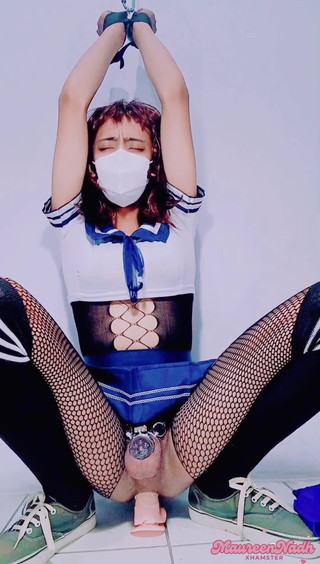 MaureenNadh: Maureennadh - călărire cu vibrator legat, blocat în micro castitate