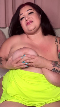 Monique Pofticioasă cu țâțe uriașe fără sutieni