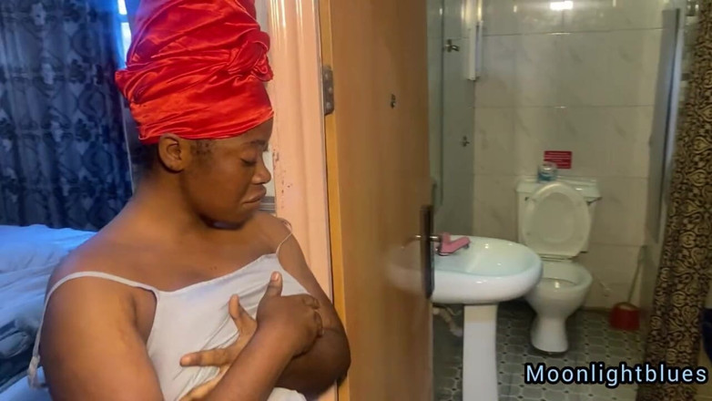 Moonlight blues: Возбужденную африканскую сводную сестру застукали подглядывающей за сводным братцем с большим черным членом в ванной и трахается