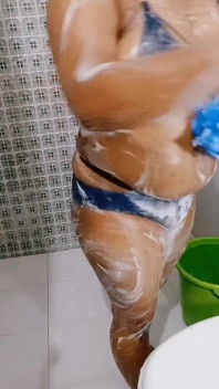 Indiancă desi sexy la duș în baie Video complet