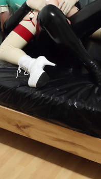 Asistenta sexy în latex se bucură de o plăcere incitantă cu o labă și penetrare dură