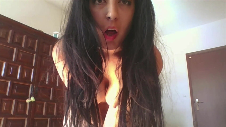 Luzyann: Une fille pulpeuse danse sexy