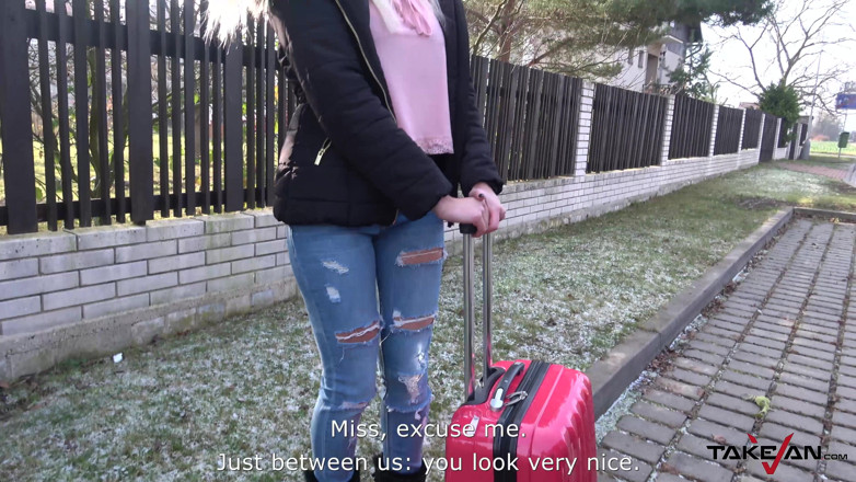 Take Van: 가짜 택시 운전사에게 속아 다리를 벌리는 멍청한 젊은 금발