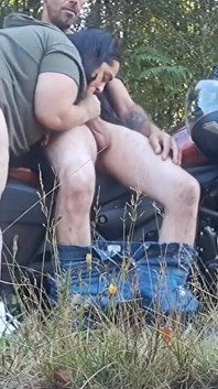 Ik maak een meisje voor een ritje op een motor en ze betaalt me met haar poesje