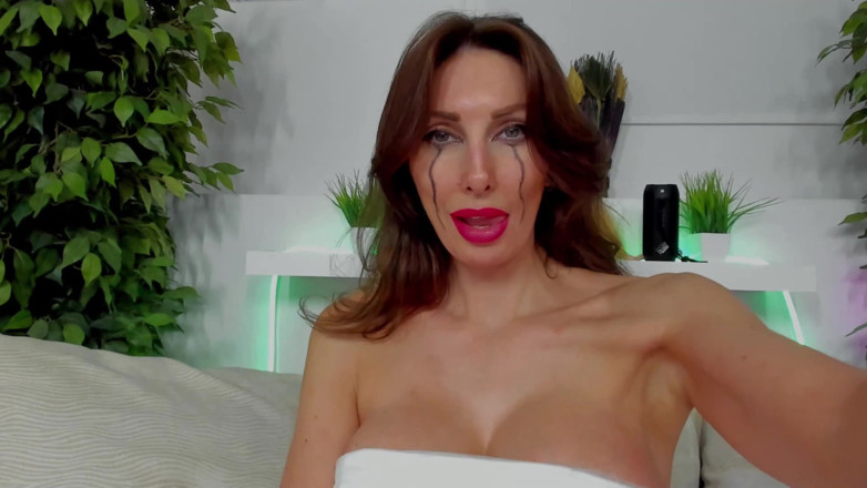 LizaVirgin: Liza Virgin, mariée MILF sexy, obtient un orgasme tremblant avec...