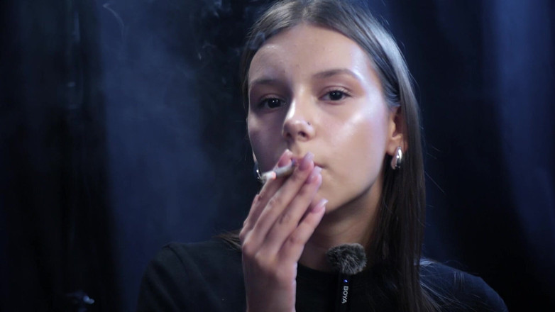 Russian Smokers: Awek muda merokok Solo Dalam Sesi Studio Yang Menenangkan Dengan...