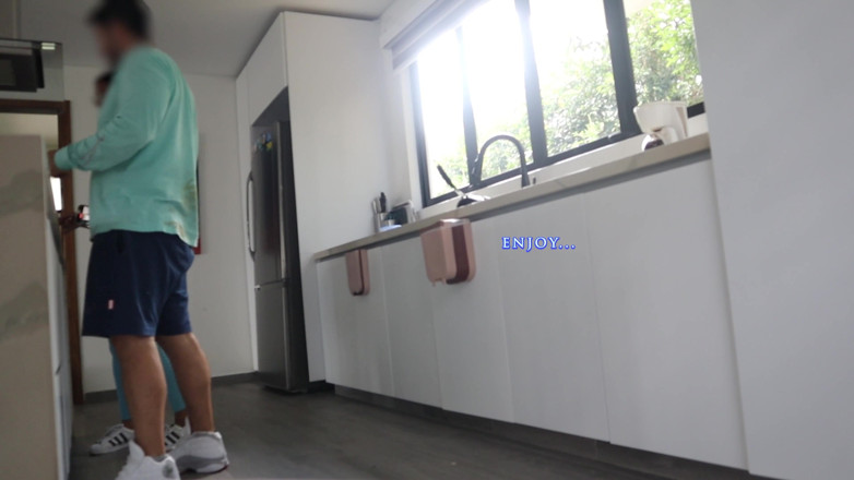 Time traveler: Junges zimmermädchen in blauen leggings lässt ihren chef sie gut...
