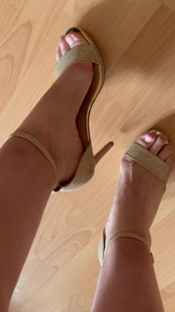 Pov: suara jalan kaki dengan sepatu hak tinggi beige