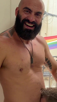 Doi tați dominatoare își fut băiatul