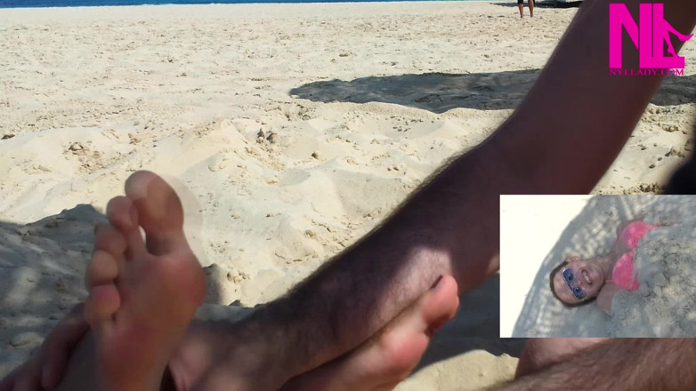 Nyllady: Ik word gekieteld op mijn voeten op het strand