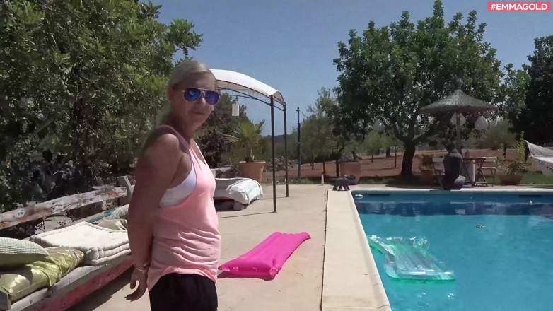 Emma Gold: Blonda cu țâțe mari este futută lângă piscina în aer liber