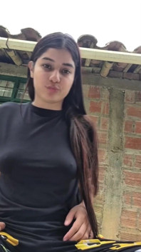 La teen latina mostra le tette