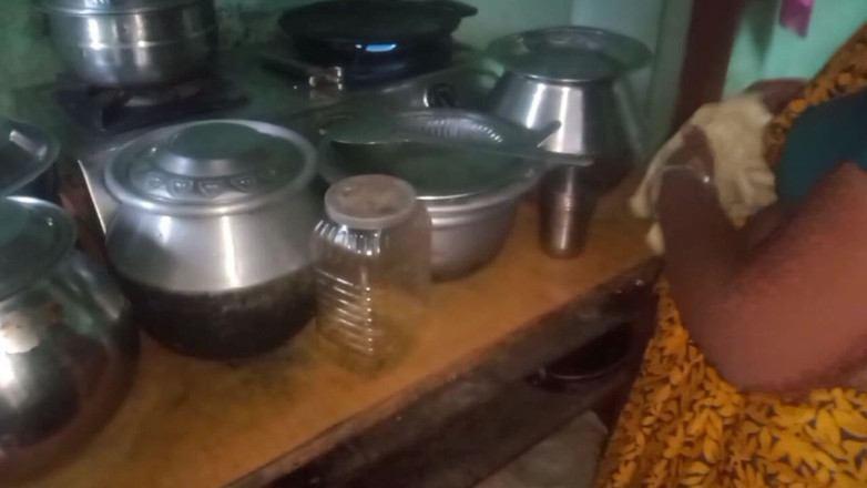 Priyanka314: Desi ehemann, der die brüste seiner frau drückt, während sie...