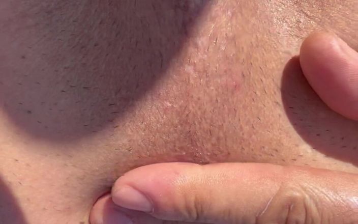 Pulpo XL Cut Bi: Dedos en el culo afeitado