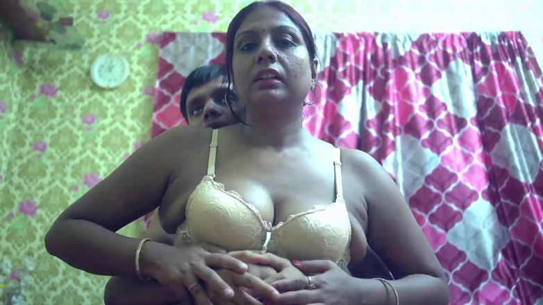 BIREA: Desi Indisch dorp Bhabhi neukt met haar eigenaars stiefzoon deel 5