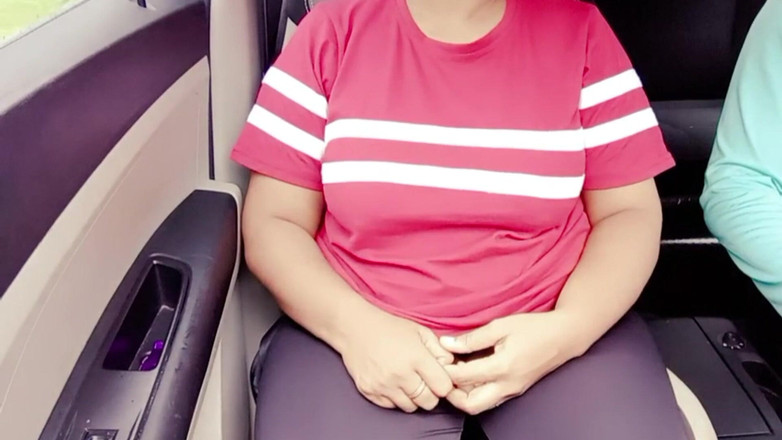 Your Arya: Une bhabhi desi à gros nichons suce en public - extérieur