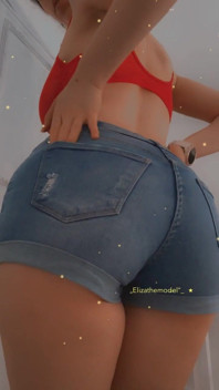 Schiere roter bh mit engen kleinen jeansshorts