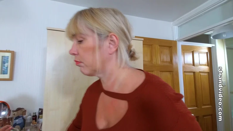 Sarah Stern: Meg auto-fessée