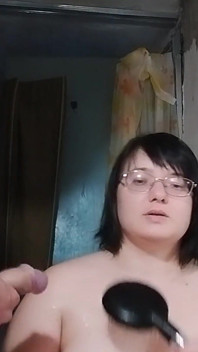 ぽっちゃり熟女と大きなおっぱいお風呂に腹を立てる