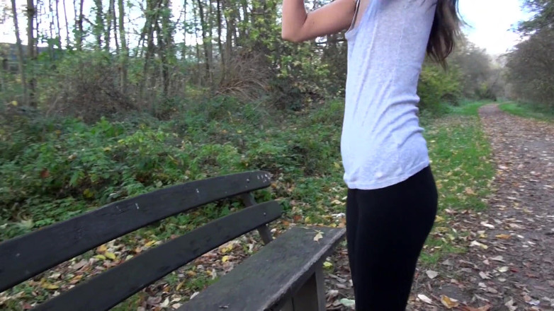 MMV Deutschland Porno: Une brune mince a trouvé son partenaire à grosse bite noire...