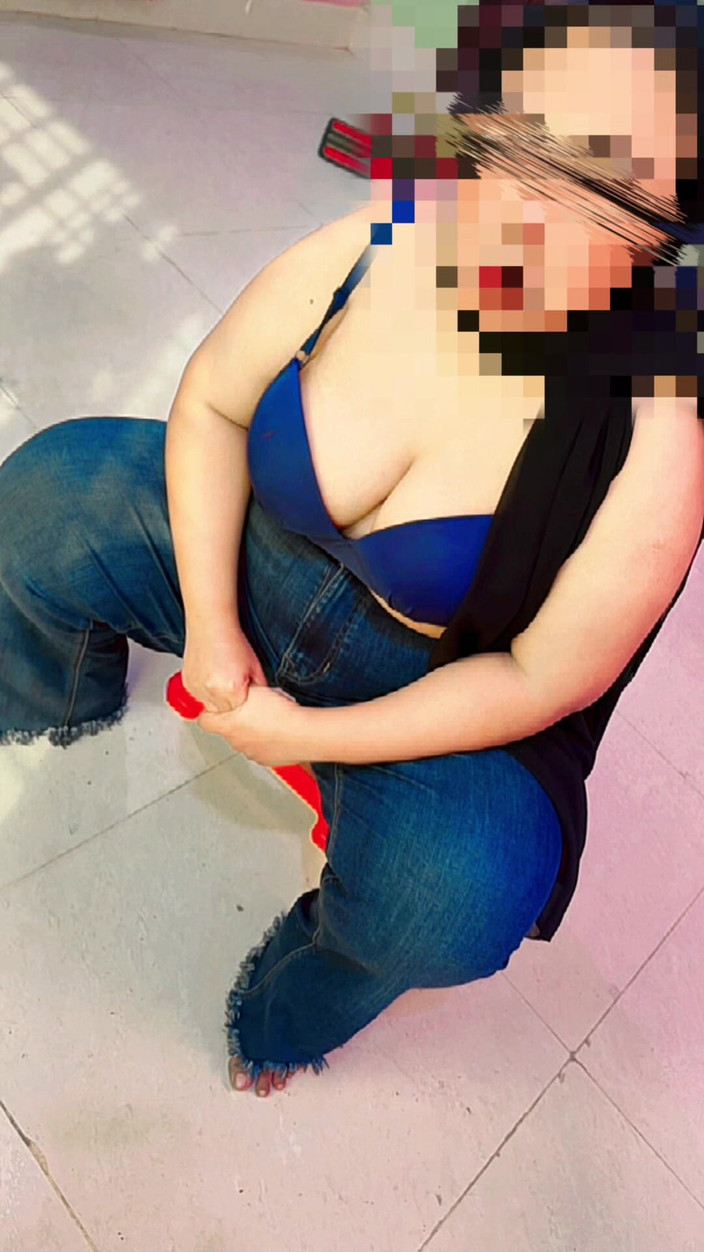 Aria Mia: Musulmana árabe linda grandota caliente universitaria acaba de desnudar su vestido...