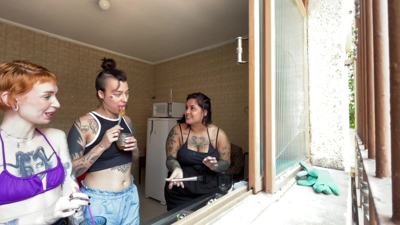 Quente club: Baculatá dívka pozvala své přátele na odpoledne sexu