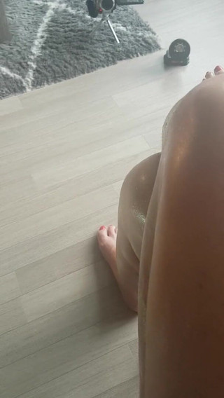 MisS Angel: Olhando para baixo em meus pés.