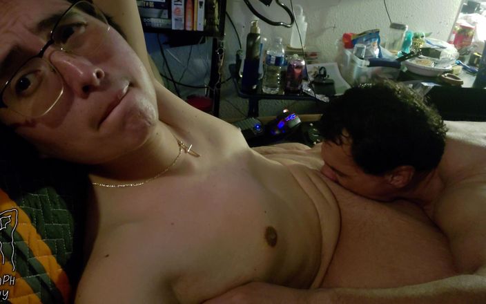 Lymph Guy: Ojczym ssie niepełnosprawnych synów kutas i zjada jego tyłek