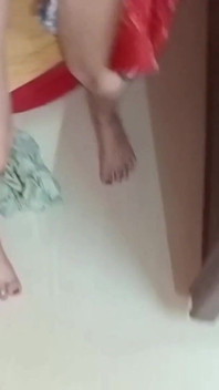 Üvey kız kardeş ve üvey erkek kardeş ebeveynlerinin arkasında seks anı yaşıyor, Hintli ateşli kız üvey erkek kardeşi tarafından sikiliyor