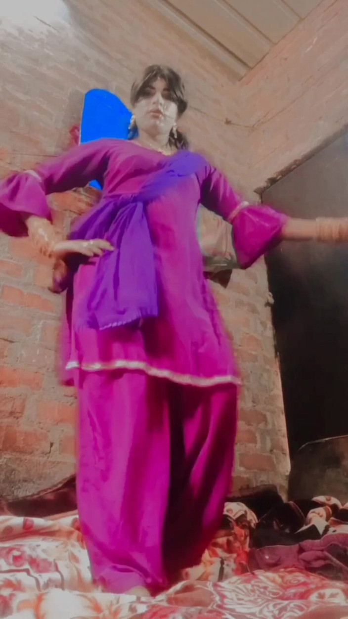 Urvashipatil123: Urvashipatil rani kinnar bersenang-senang dengan salwar kameez