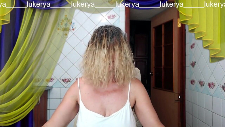 Lukerya: Lukerya è tornata in una tuta a maglia bianca - i capezzoli...
