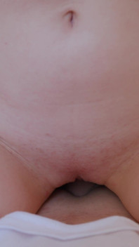 La demi-sœur a du téléphone avec son petit ami, et au lieu d’un godemichet, elle utilise la bite de son demi-frère avec force et main !